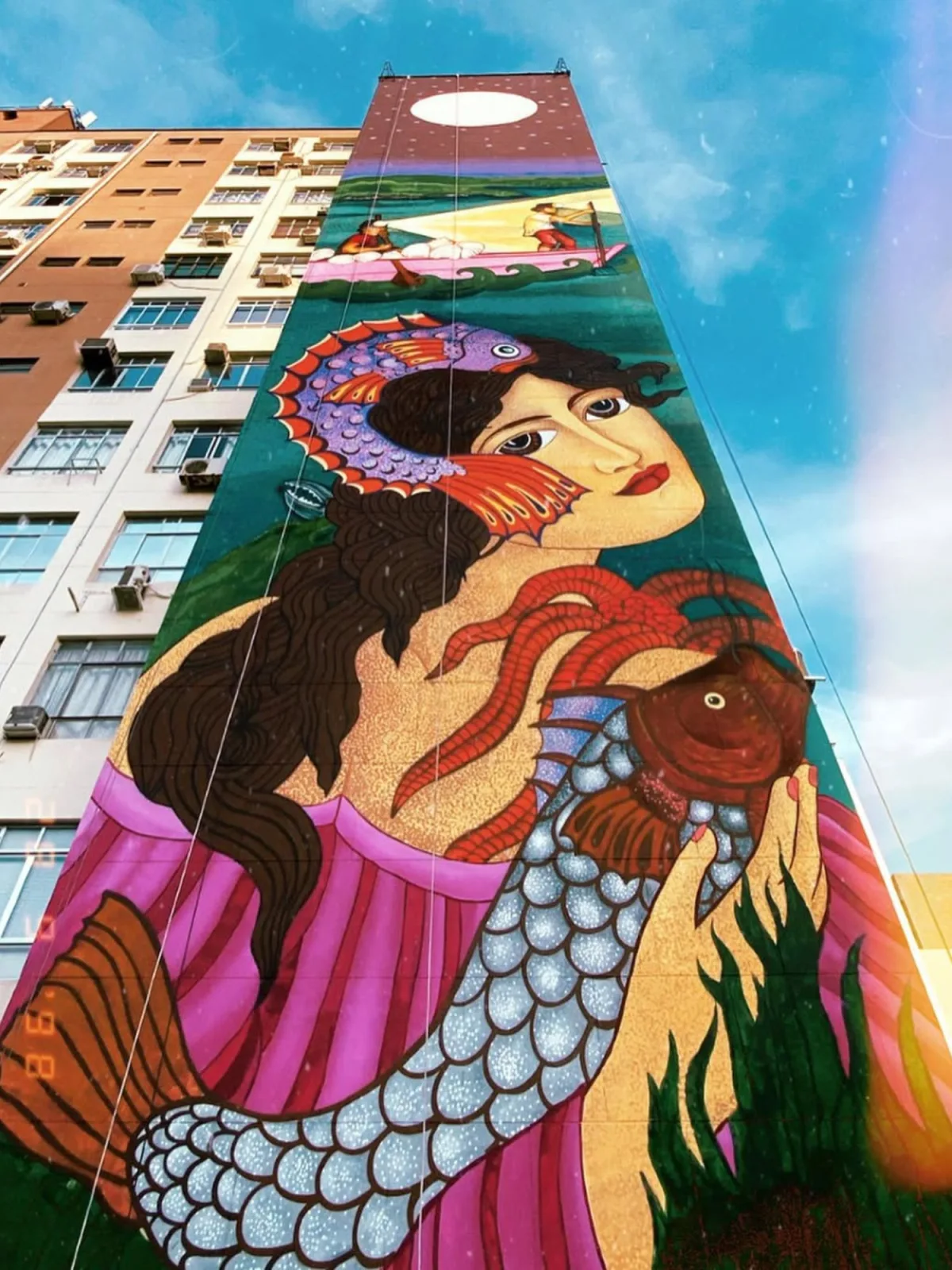 Mural em grande escala em prédio de Florianópolis pintado por Tuane Arte