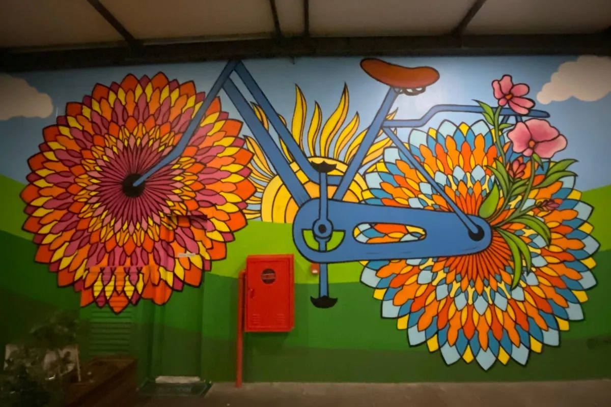 Mural interno com bicicleta floral para espaço comercial em Floripa