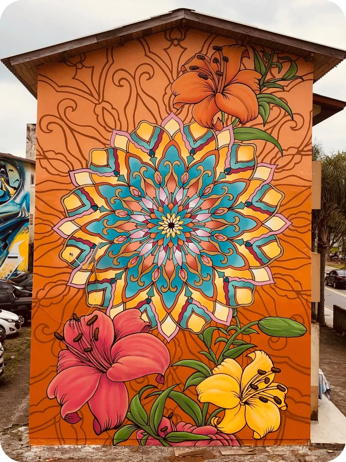 Mural floral com mandala em fachada externa