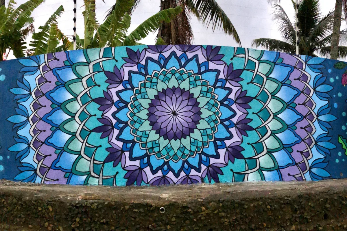Mural mandala geométrico em muro externo