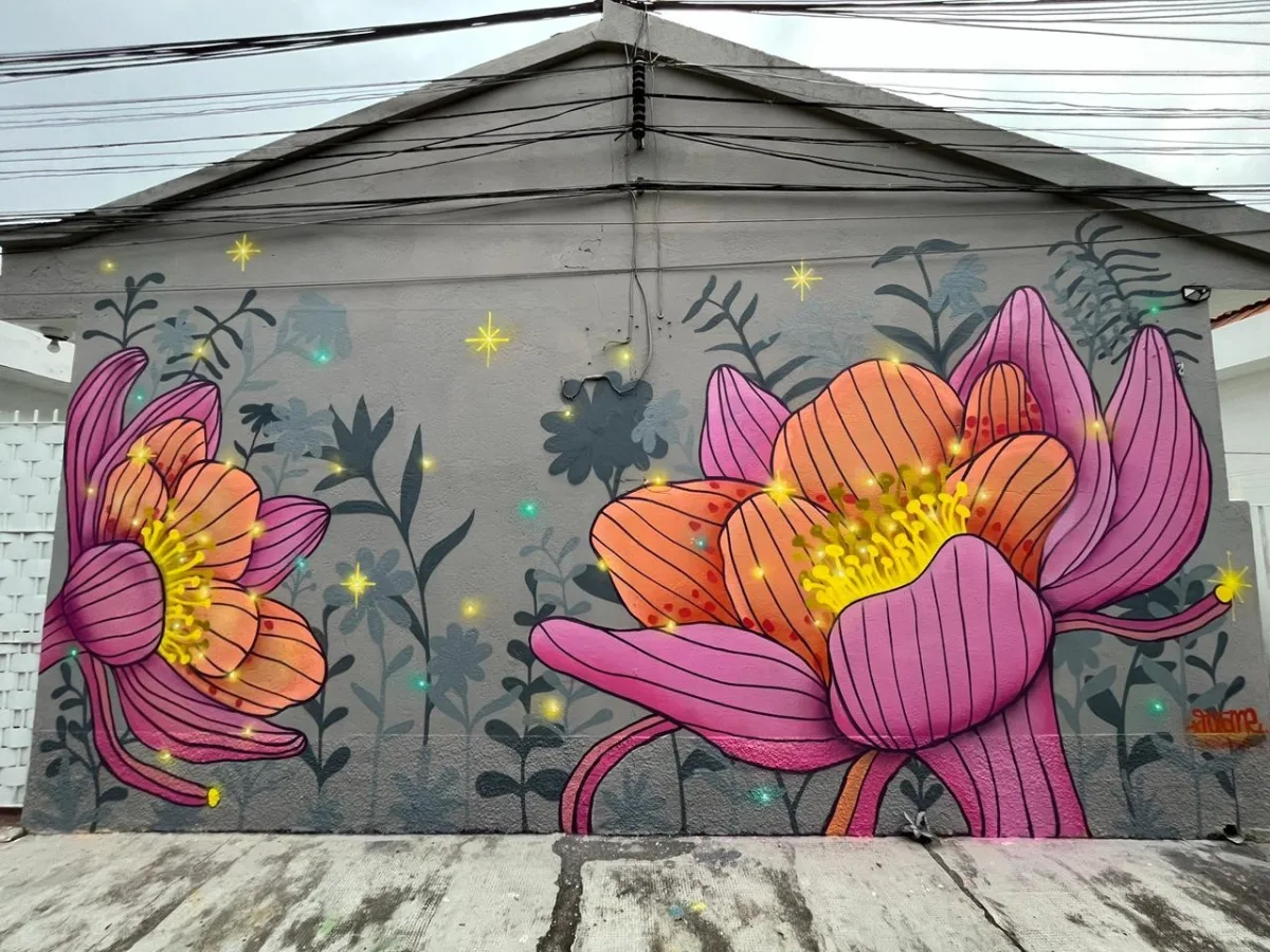 Mural com flores brilhantes em muro externo na galeria a céu aberto de São Paulo