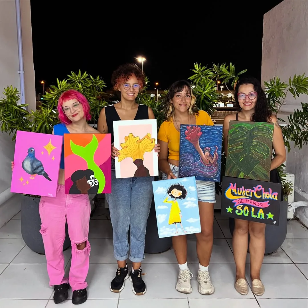 Turma de oficina de pintura de Tuane Arte exibindo as obras finalizadas em Florianópolis