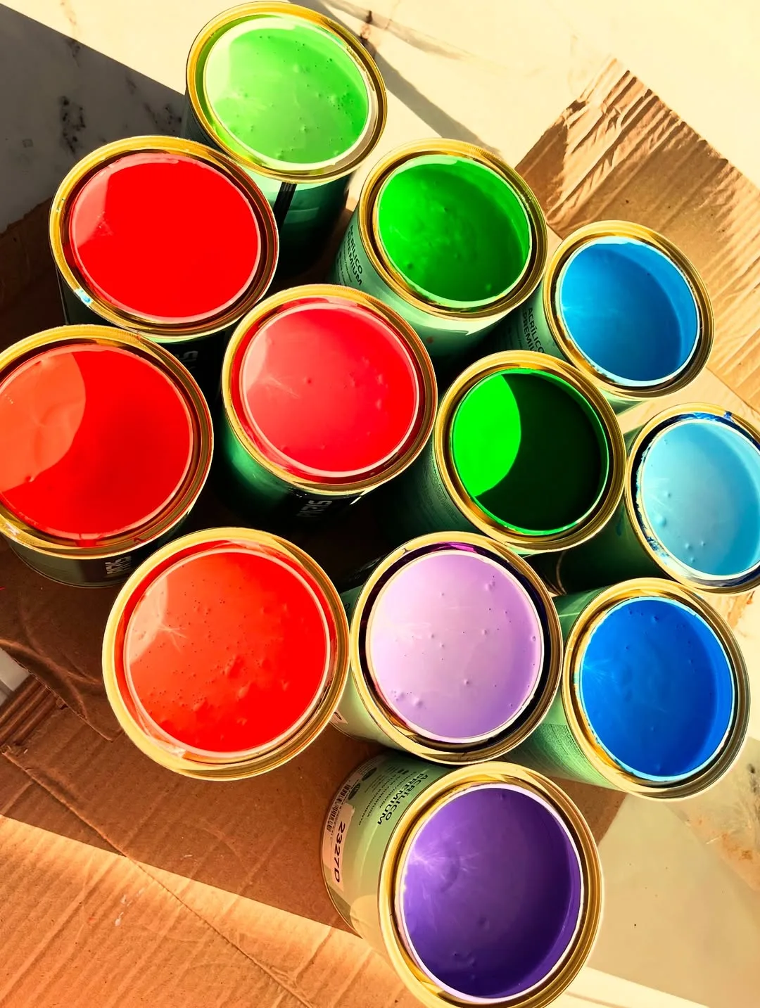 Latas abertas de tinta Paris em cores vibrantes