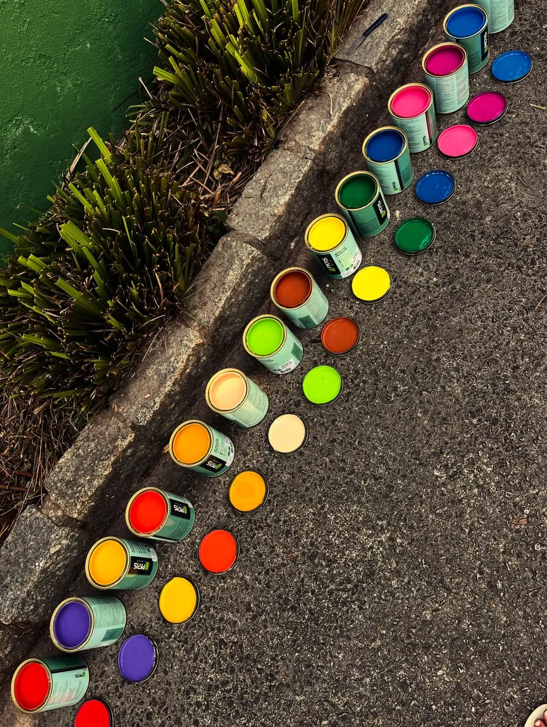 Latas de tinta Paris do Brasil em diversas cores
