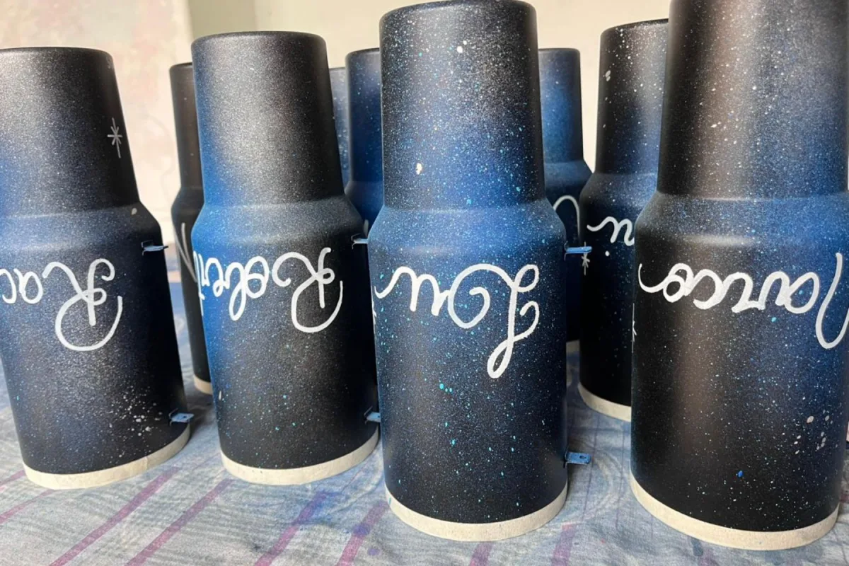 Copos personalizados com lettering artístico para o aniversário da Contabilidade Marconi