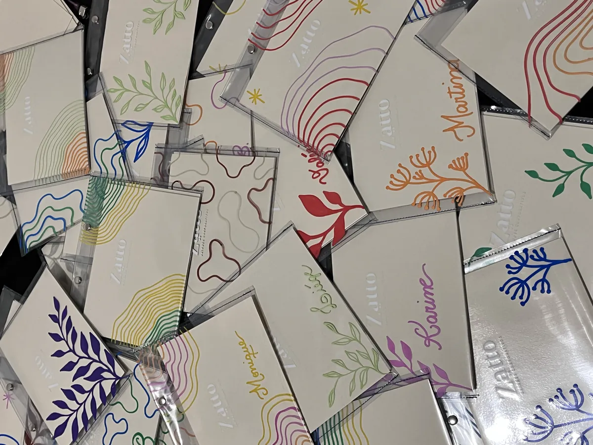 Necessaires personalizadas à mão com ilustrações botânicas e nomes, feitas ao vivo para a Zatto no Empreende Brasil, por Tuane Arte