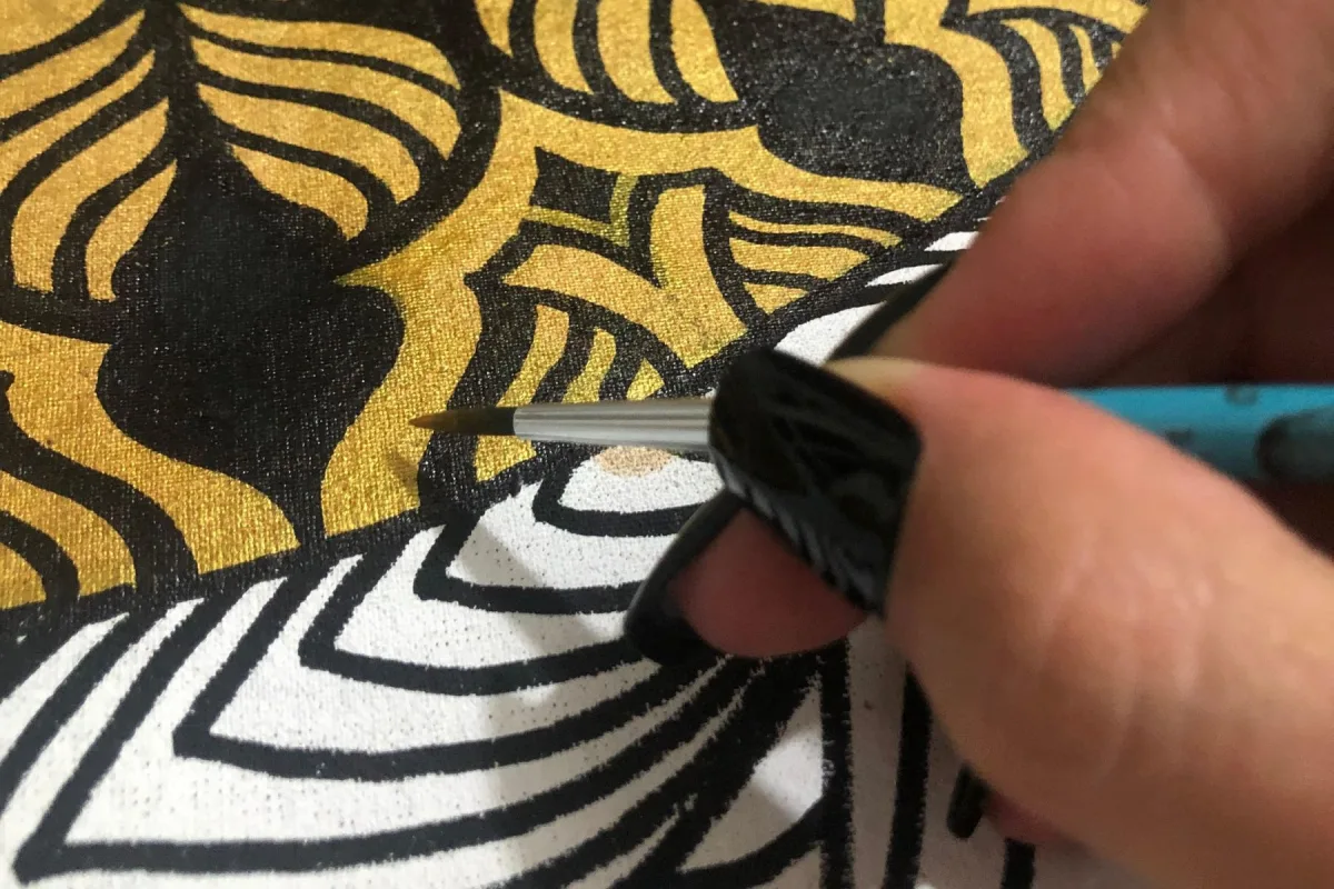 Detalhe do processo de pintura em tela por Tuane Arte