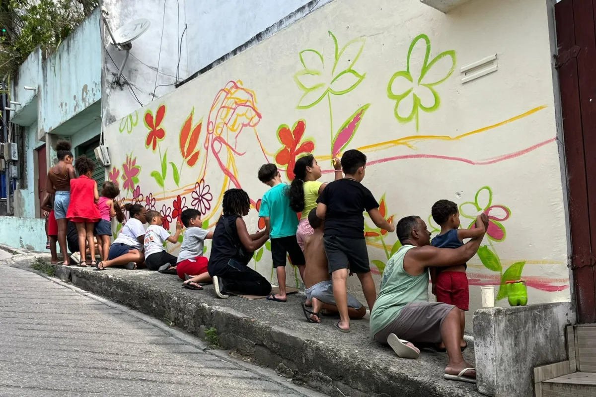 Pintura coletiva com crianças da comunidade em Niterói (Morro do Preventório) por Tuane Arte