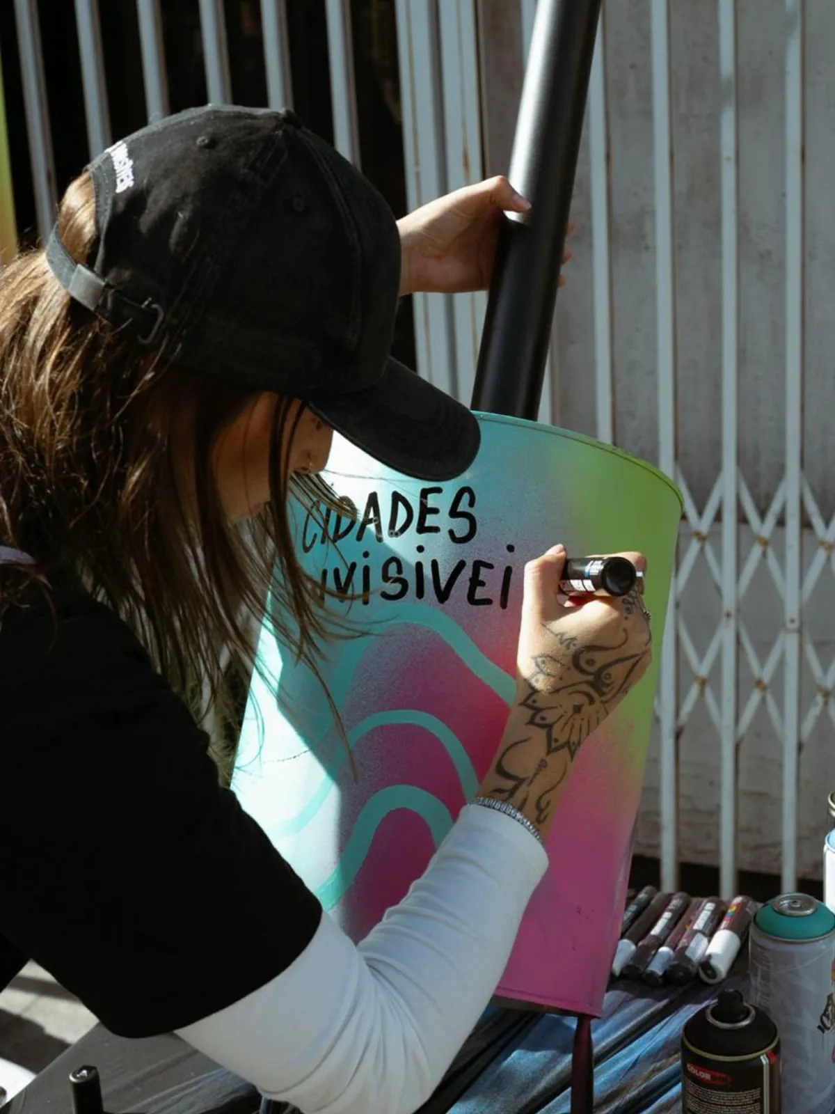 Tuane Arte finalizando customização e desenho artístico